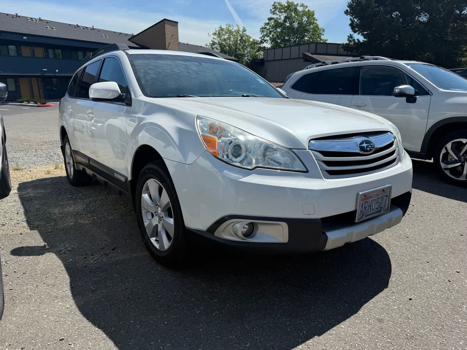 Used 2011 Subaru Outback 2.5i Limited w/ PWR Moonroof Pkg AWD/4WD image 4