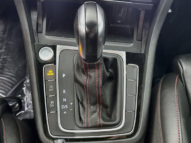 Used 2020 Volkswagen GTI SE FWD image 19
