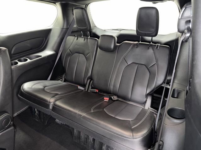 Used 2025 Chrysler Pacifica Select image 35