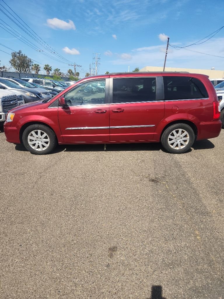 Used 2012 Chrysler Town & Country Touring w/ Entertainment Group #1 FWD image 9