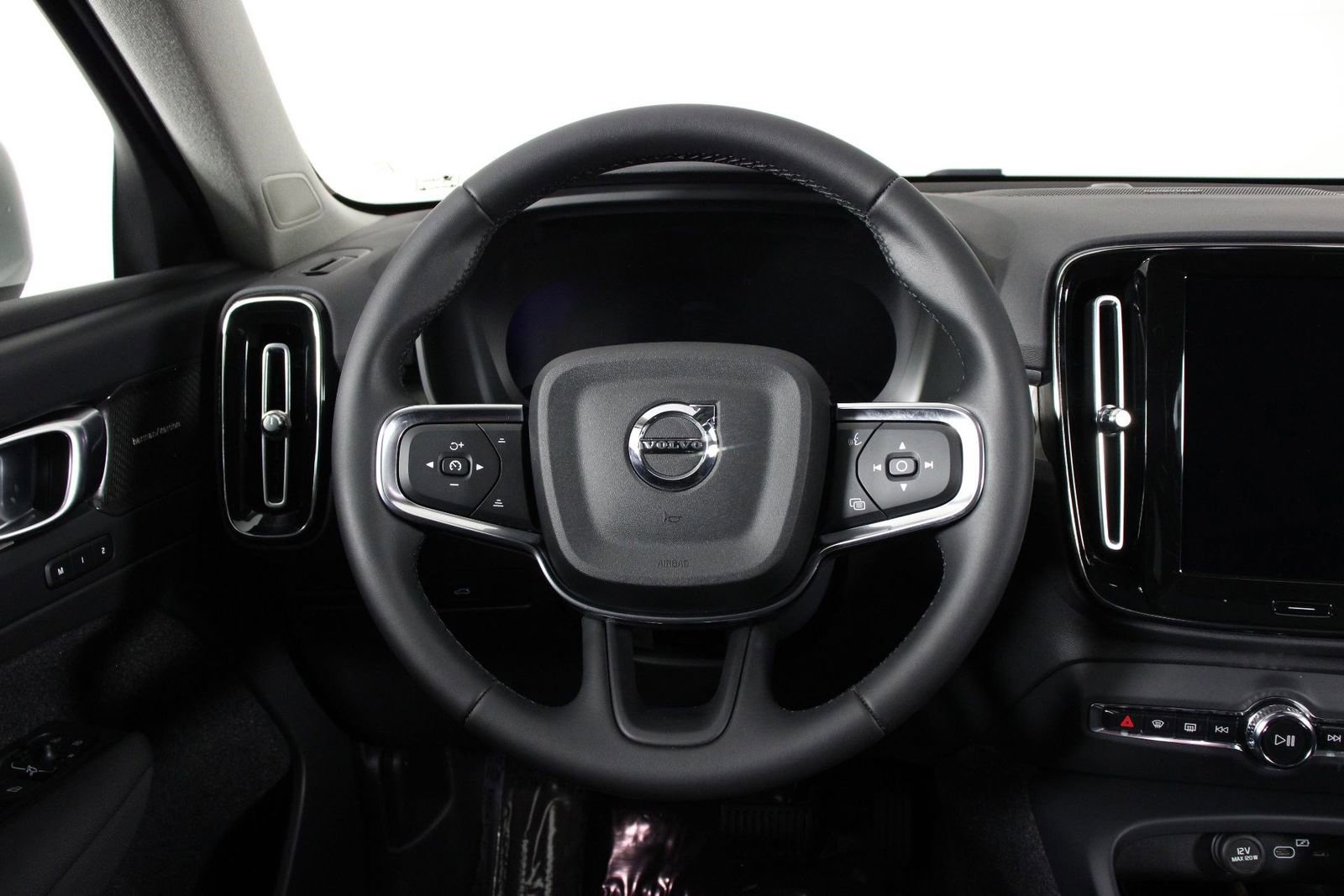 Certified 2023 Volvo XC40 B5 Ultimate w/ Protection Package Premier AWD/4WD image 8