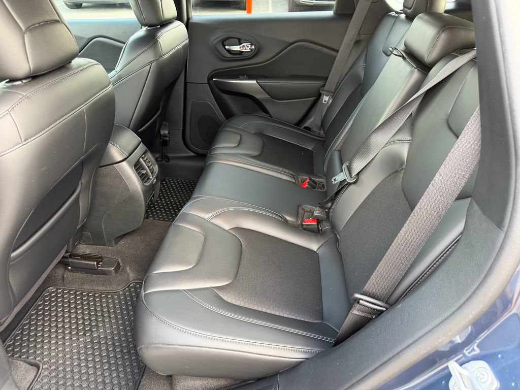 Used 2020 Jeep Cherokee Latitude Plus w/ Cold Weather Group AWD/4WD image 19