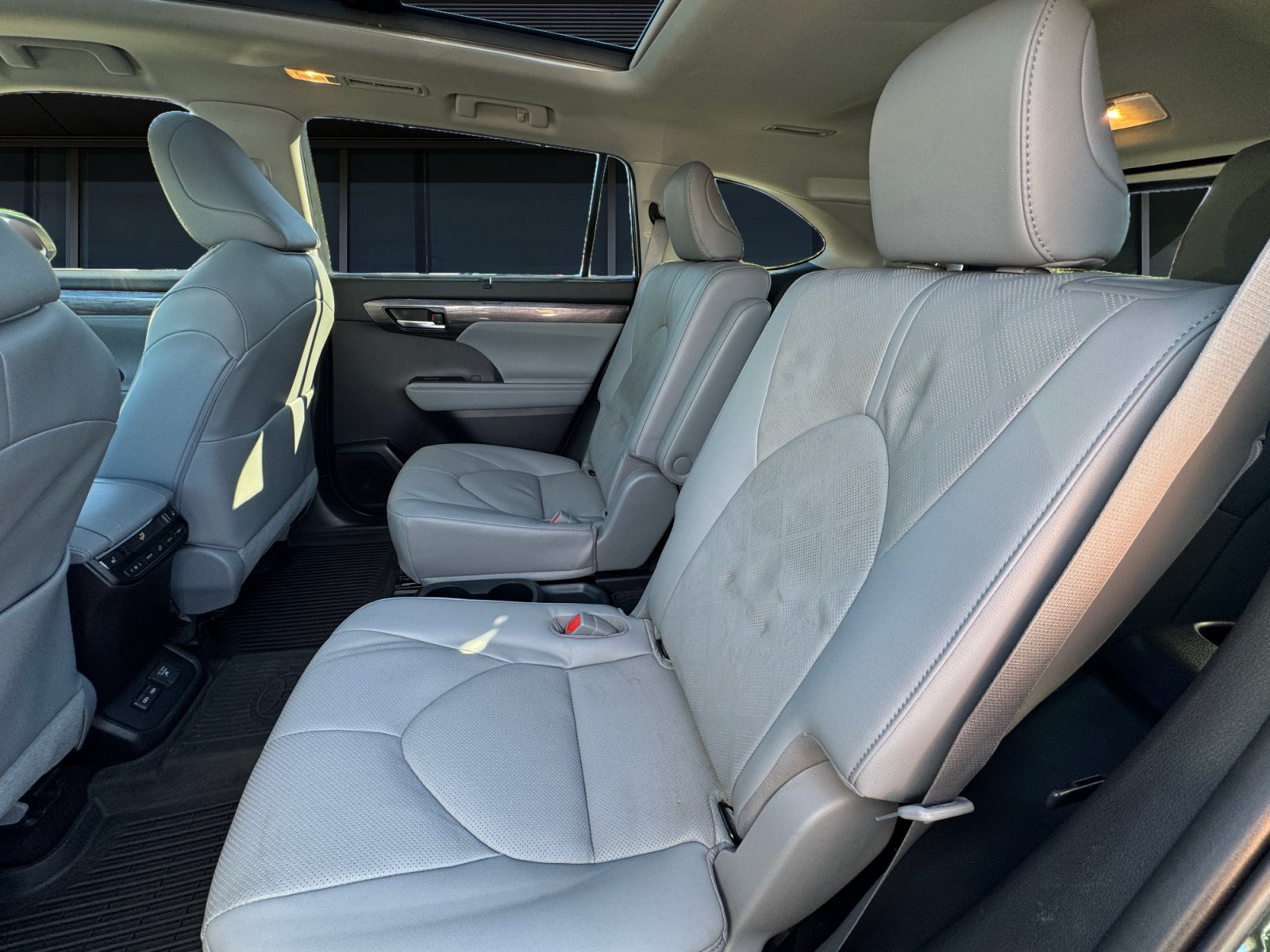 Used 2023 Toyota Highlander Platinum AWD/4WD image 16