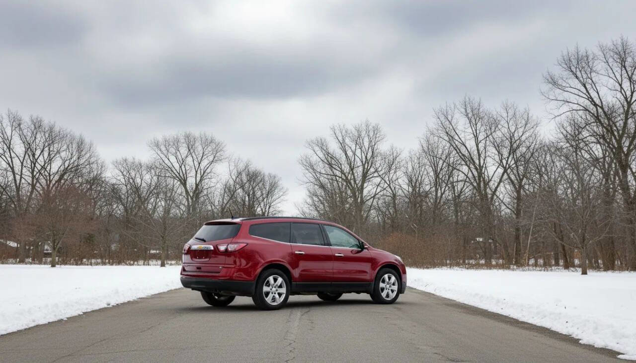 Used 2017 Chevrolet Traverse LT w/ Style and Technology Package image 4