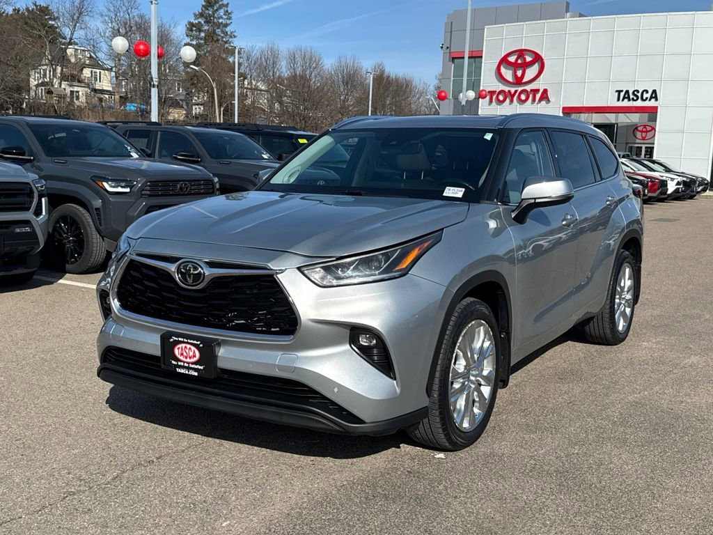 Used 2021 Toyota Highlander Limited AWD/4WD image 3