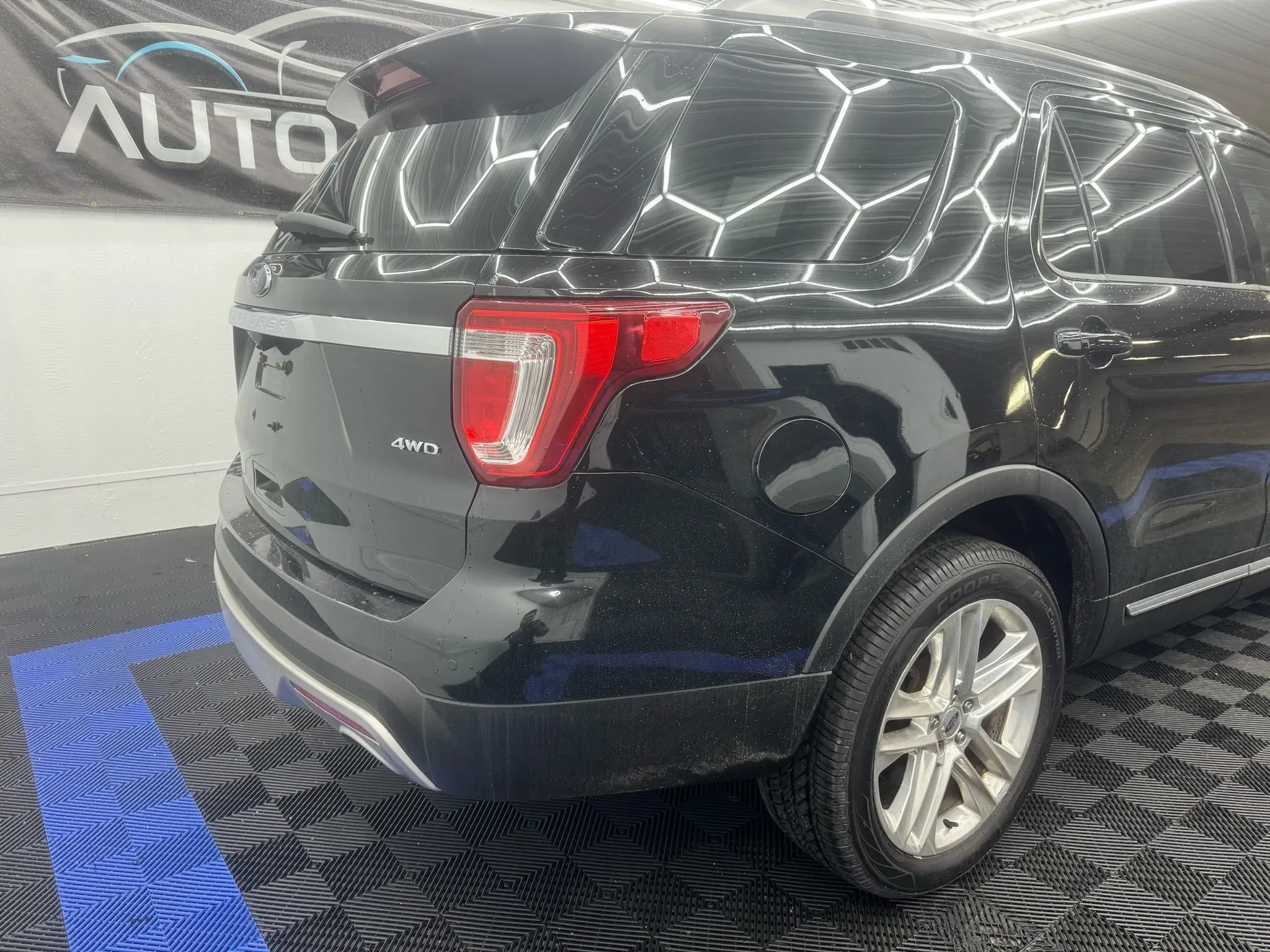 Used 2017 Ford Explorer XLT w/ Equipment Group 202A AWD/4WD image 4