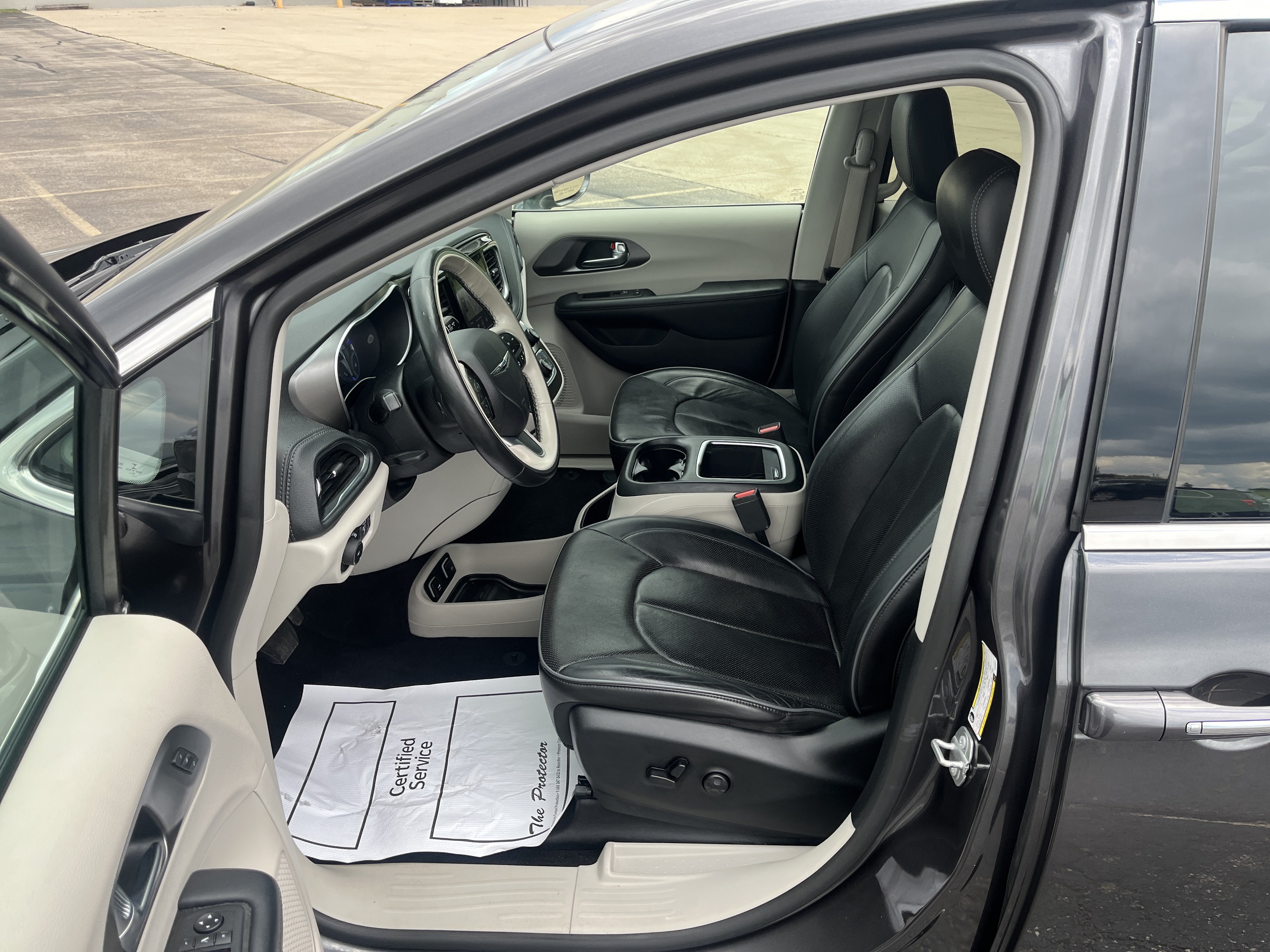 Used 2019 Chrysler Pacifica Limited w/ Tire & Wheel Group FWD image 9