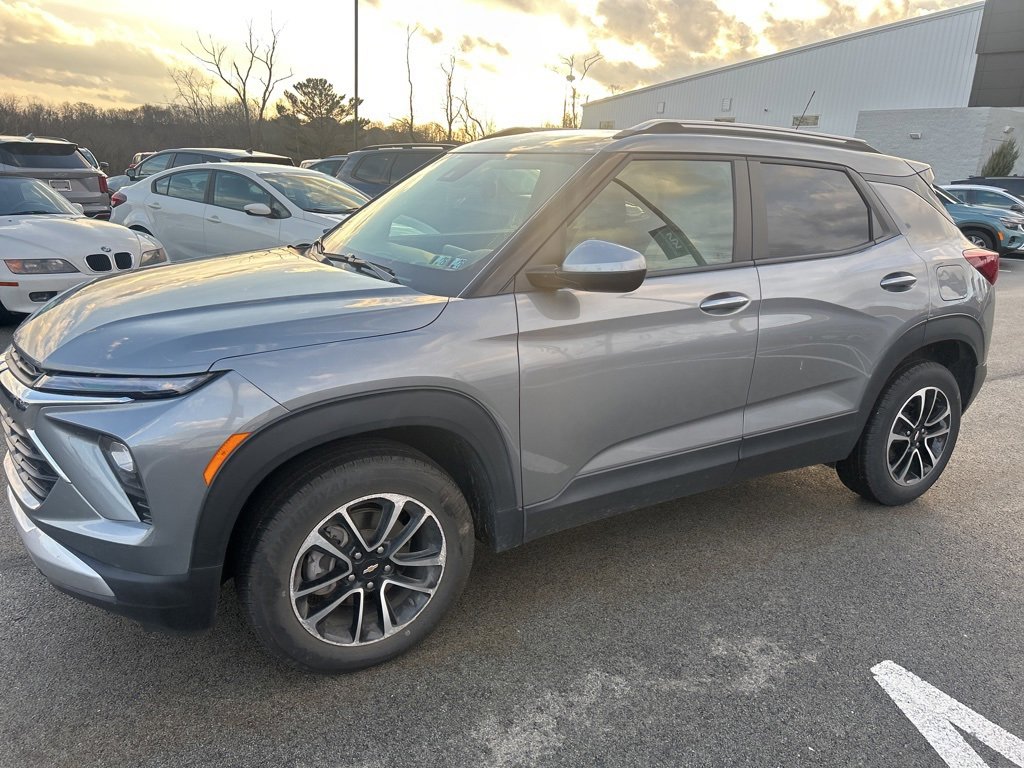 Used 2024 Chevrolet TrailBlazer LT w/ Driver Confidence Package image 3