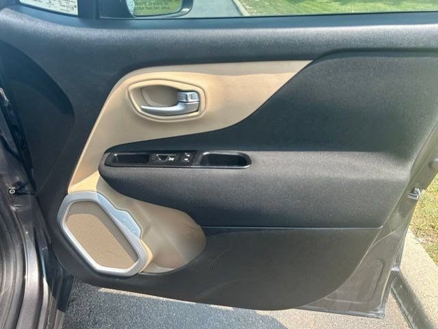 Used 2020 Jeep Renegade Latitude FWD image 39