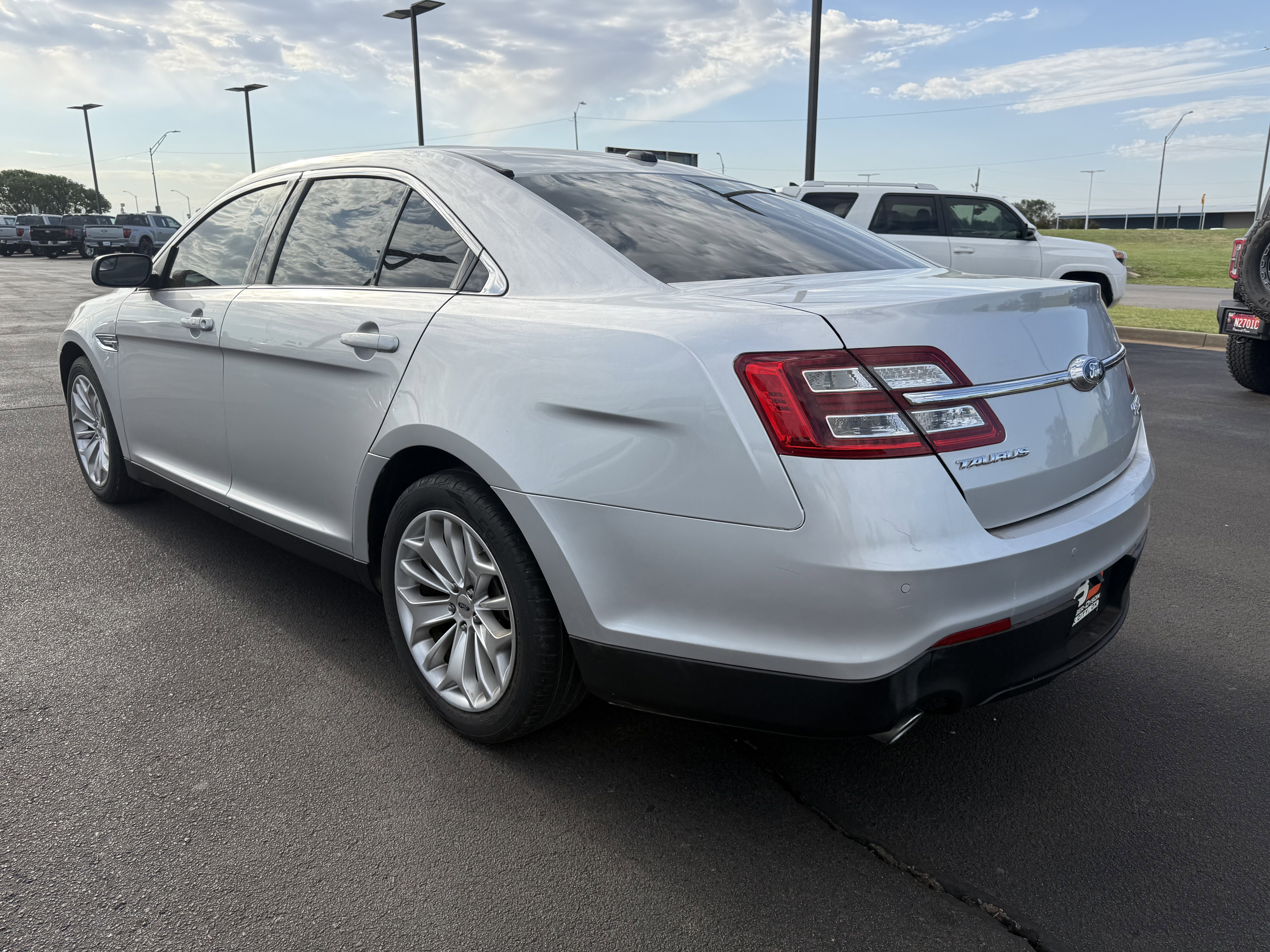 Used 2016 Ford Taurus Limited FWD image 4