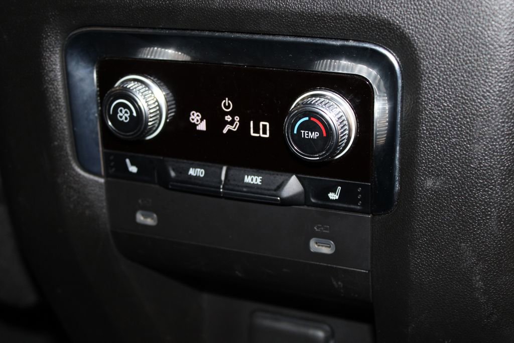 Used 2024 GMC Yukon XL Denali RWD image 38