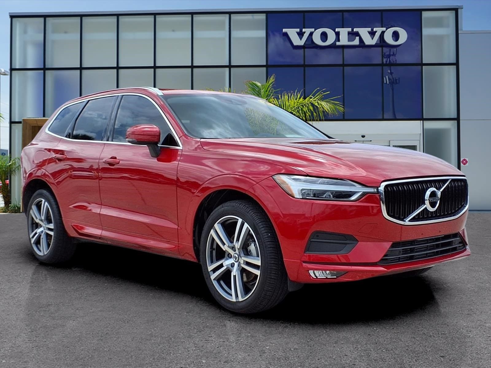 Used 2021 Volvo XC60 T5 Momentum w/ Premium Package FWD image 1
