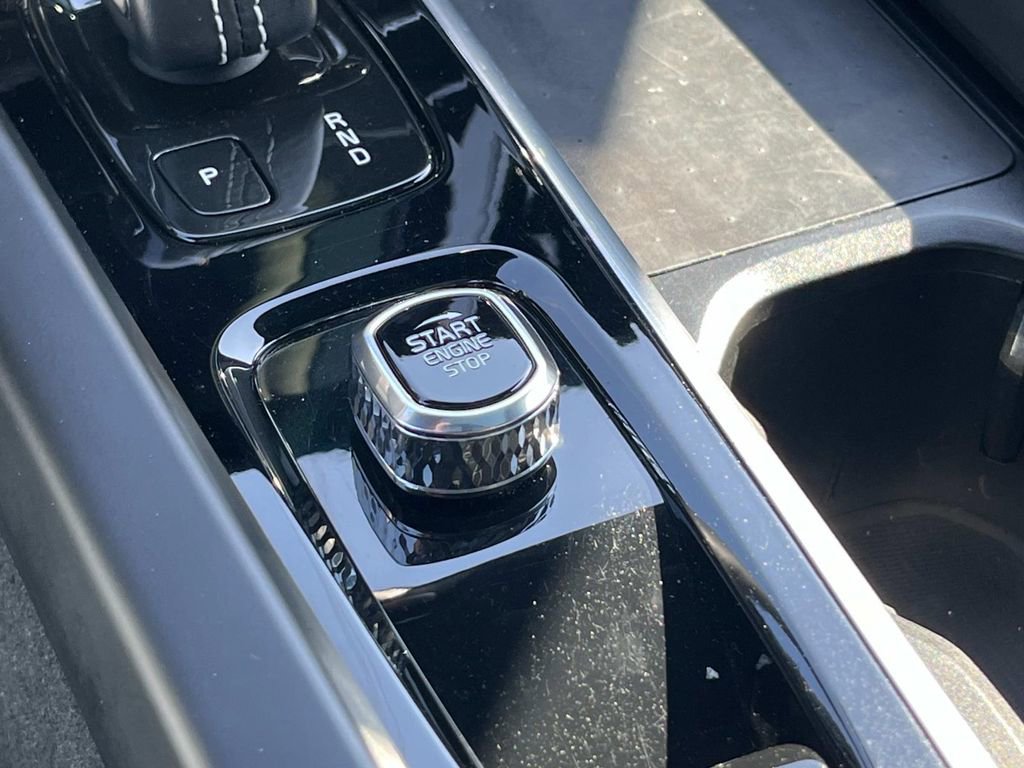 Used 2022 Volvo XC60 B5 R-Design w/ Climate Package image 36