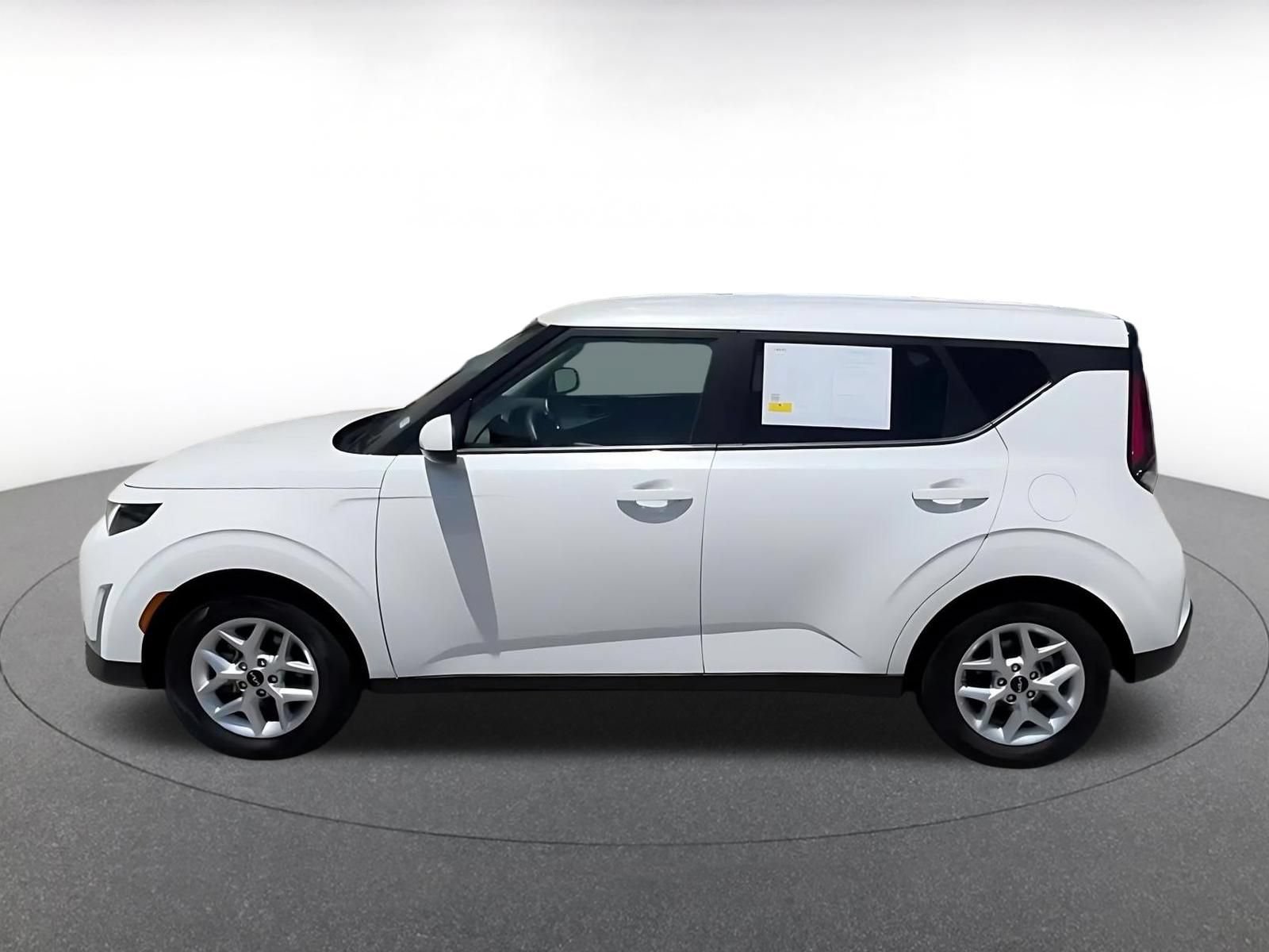 Used 2025 Kia Soul LX w/ LX Technology Package FWD image 9