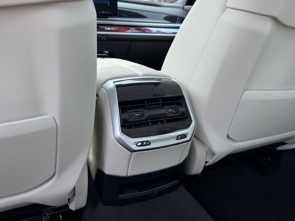 Used 2025 BMW 750e xDrive AWD/4WD image 27