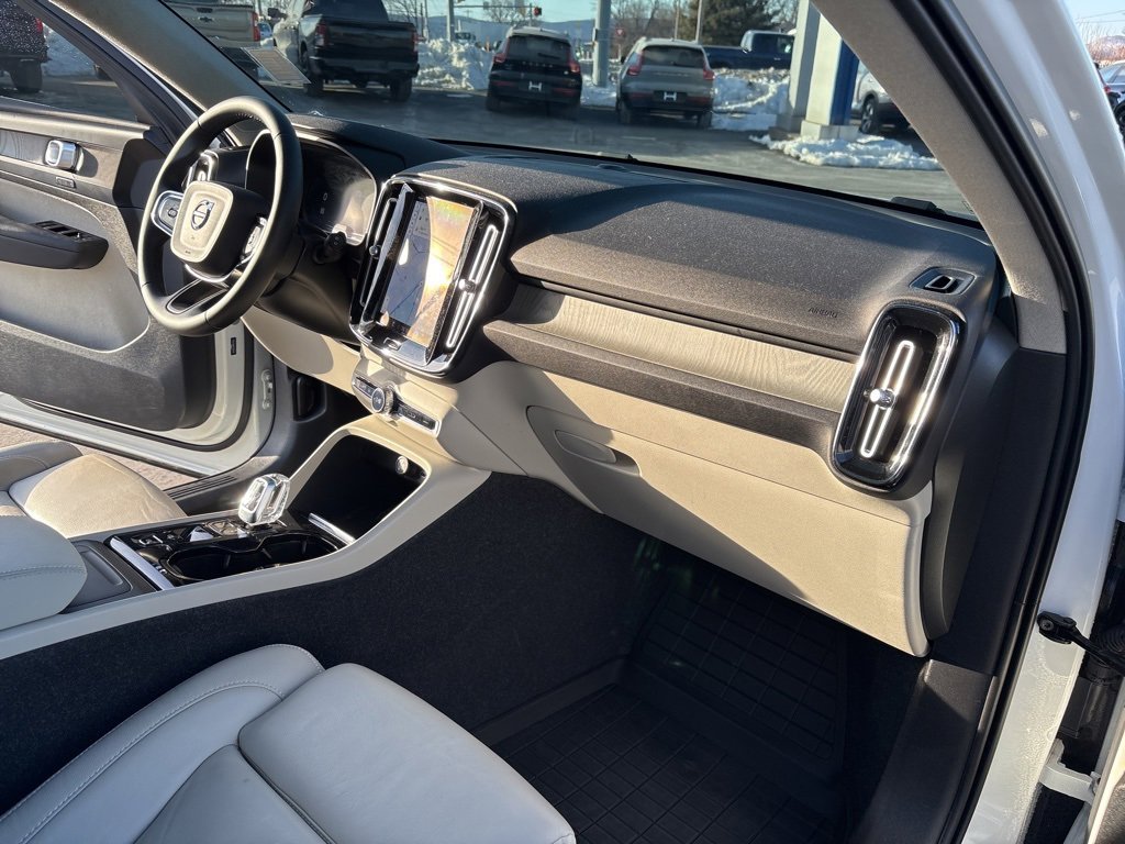 Certified 2023 Volvo XC40 B5 Plus w/ Protection Package Premier image 34
