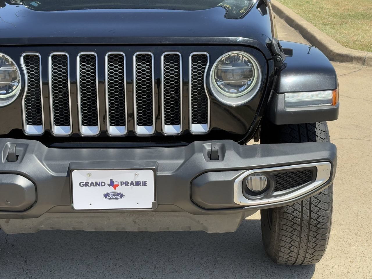 Used 2018 Jeep Wrangler Unlimited Sahara w/ Uconnect 4C Nav & Sound Group AWD/4WD image 10