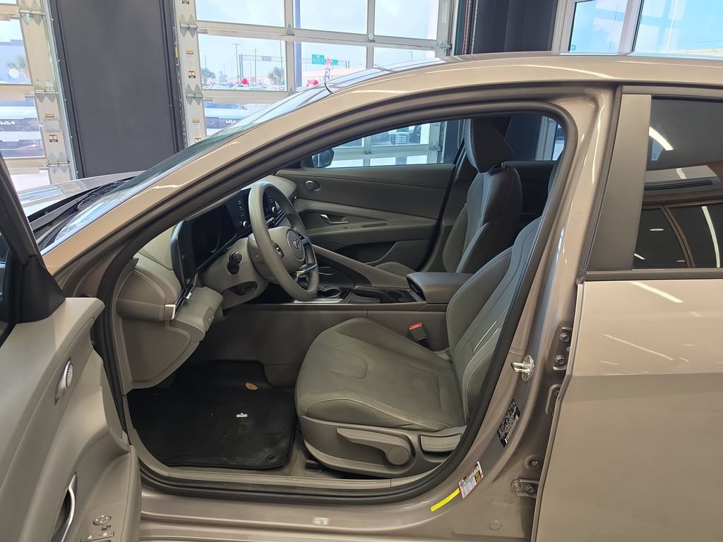 Used 2022 Hyundai Elantra SEL FWD image 13