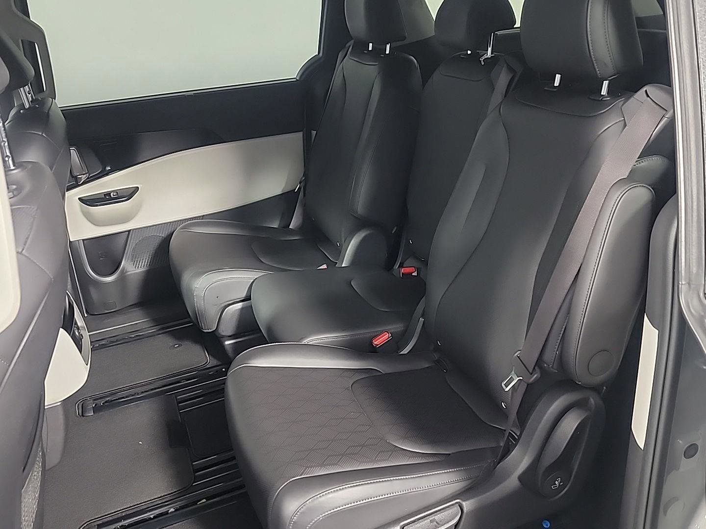 Used 2024 Kia Carnival EX image 17