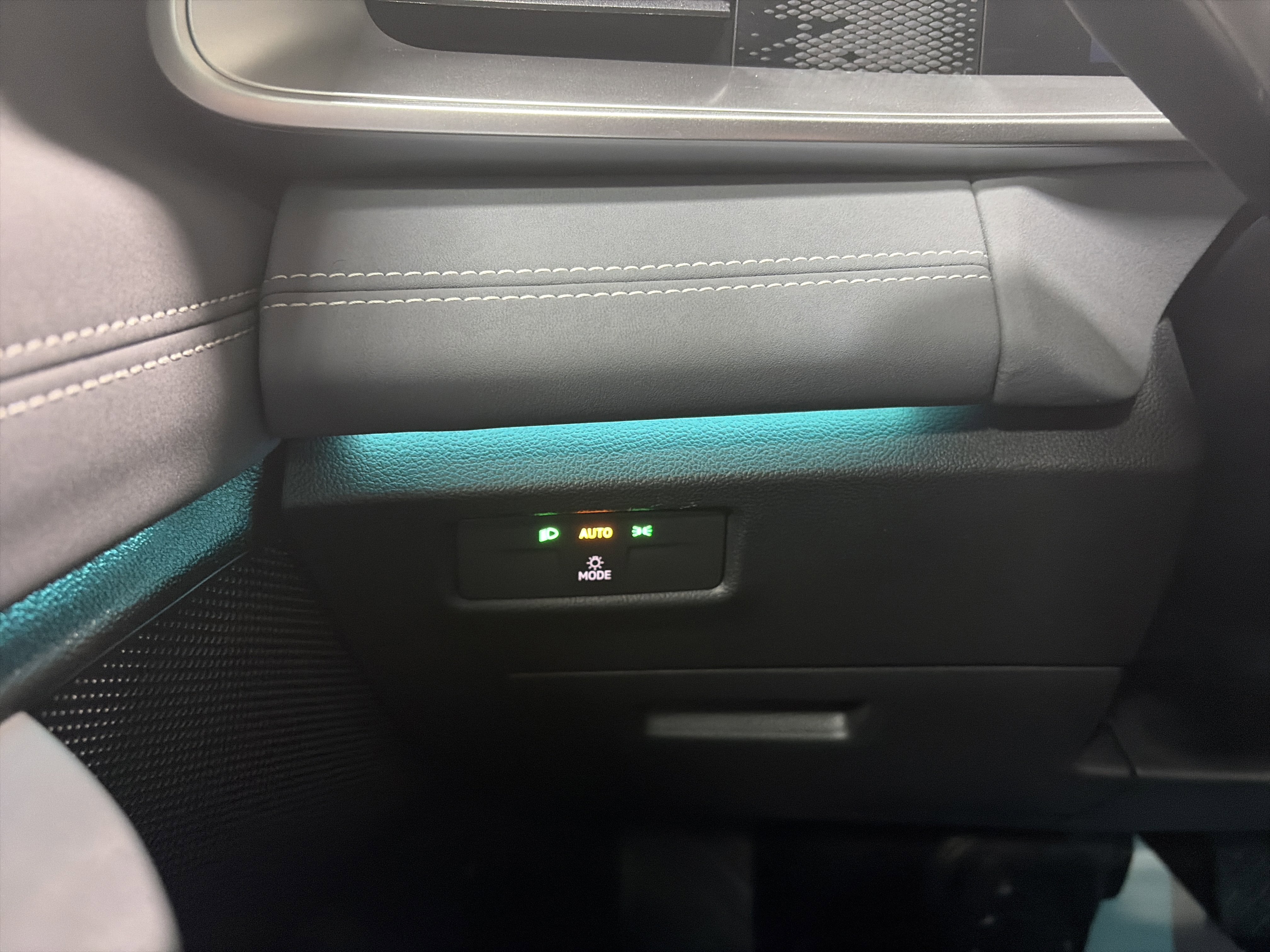 Certified 2025 Volkswagen Tiguan SE image 19