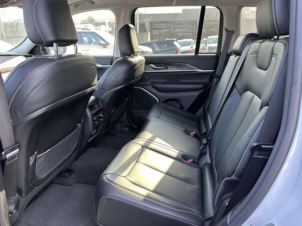 Used 2022 Jeep Grand Cherokee Limited AWD/4WD image 16