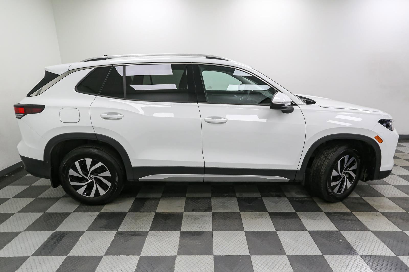 Used 2025 Volkswagen Tiguan S image 9