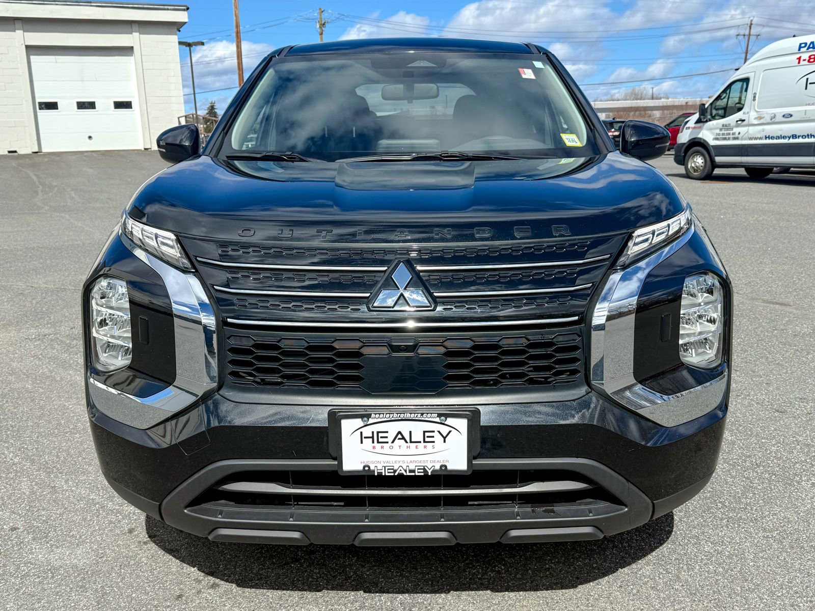 Used 2024 Mitsubishi Outlander ES image 2