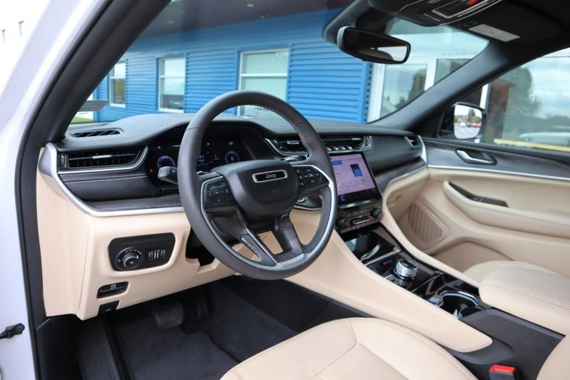 Used 2023 Jeep Grand Cherokee Limited AWD/4WD image 9