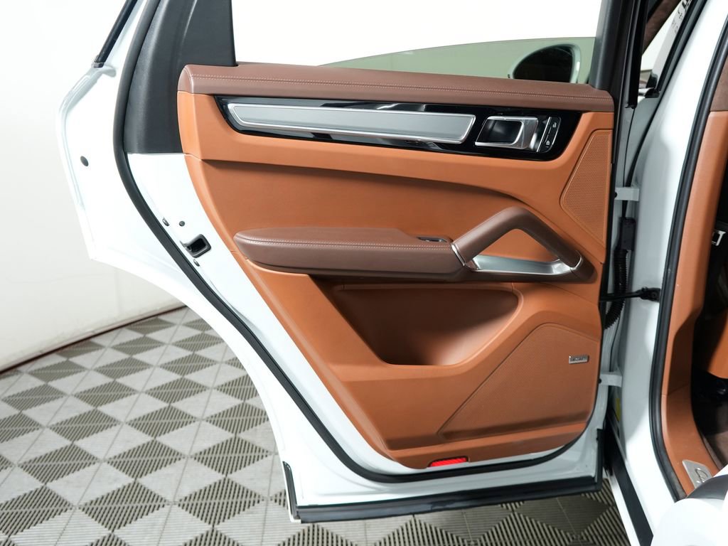 Certified 2023 Porsche Cayenne Turbo AWD/4WD image 36