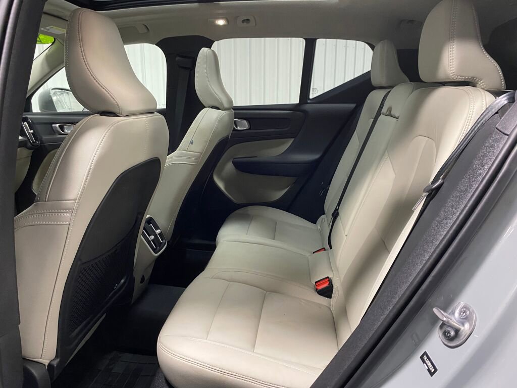 Used 2024 Volvo XC40 B5 Plus image 10