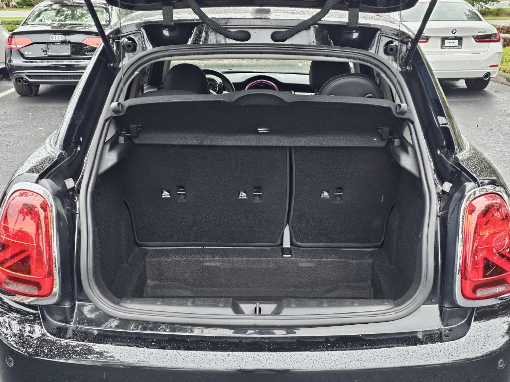 Used 2019 MINI Cooper 4-Door Hardtop w/ Signature Upholstery Package FWD image 9