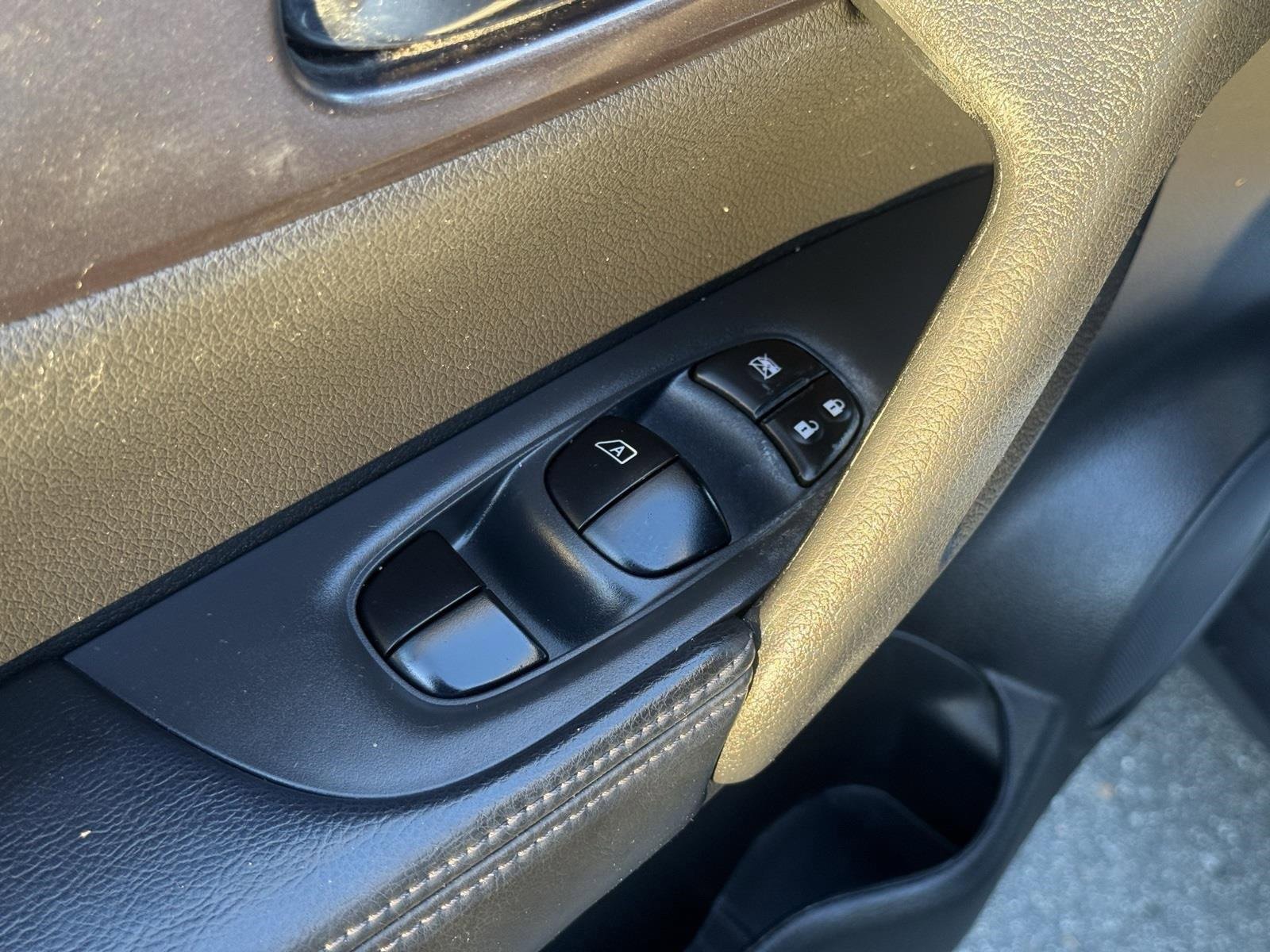 Used 2016 Nissan Rogue SV w/ SV Premium Package image 18