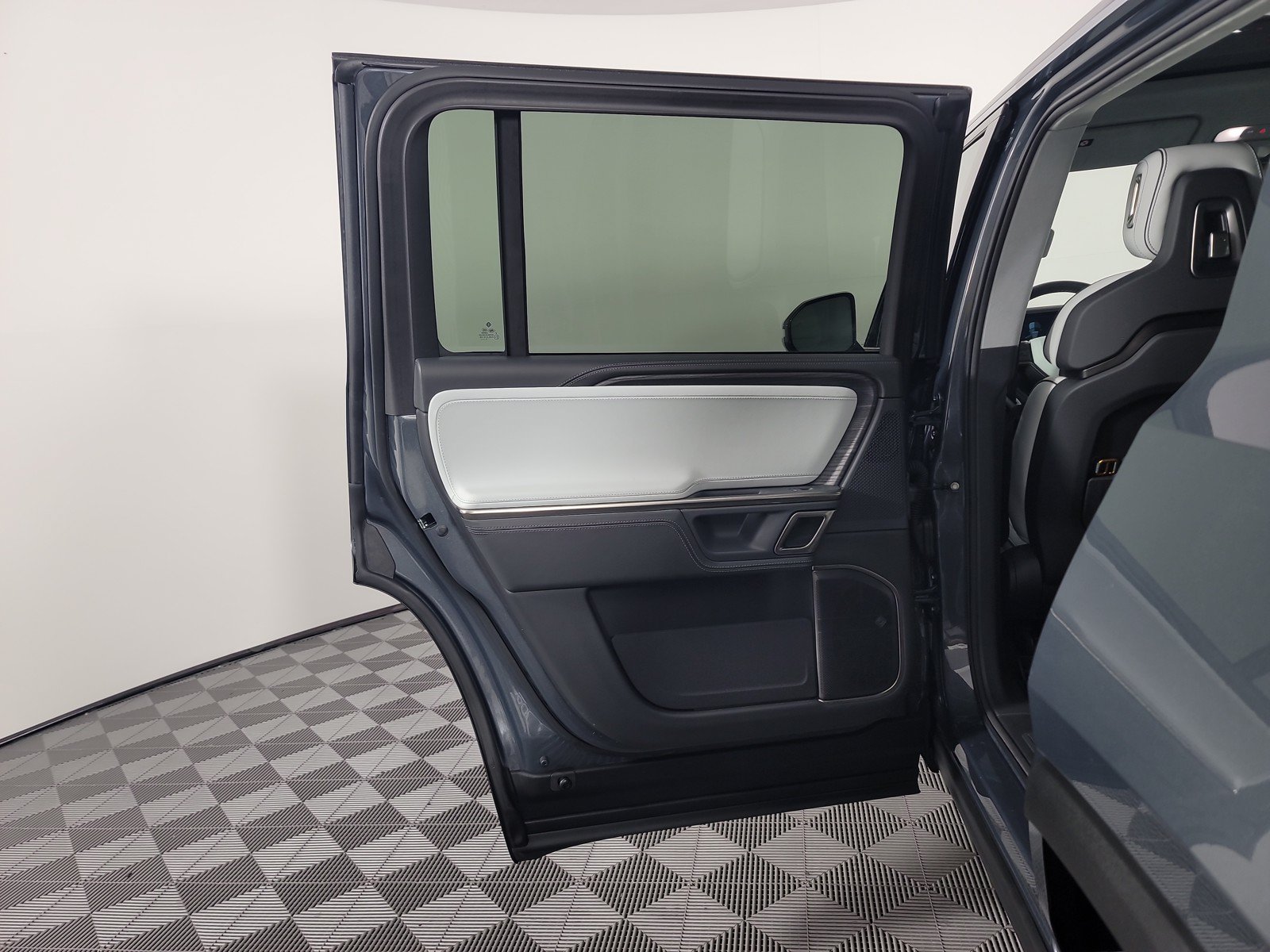 Used 2024 Rivian R1S Adventure AWD/4WD image 17