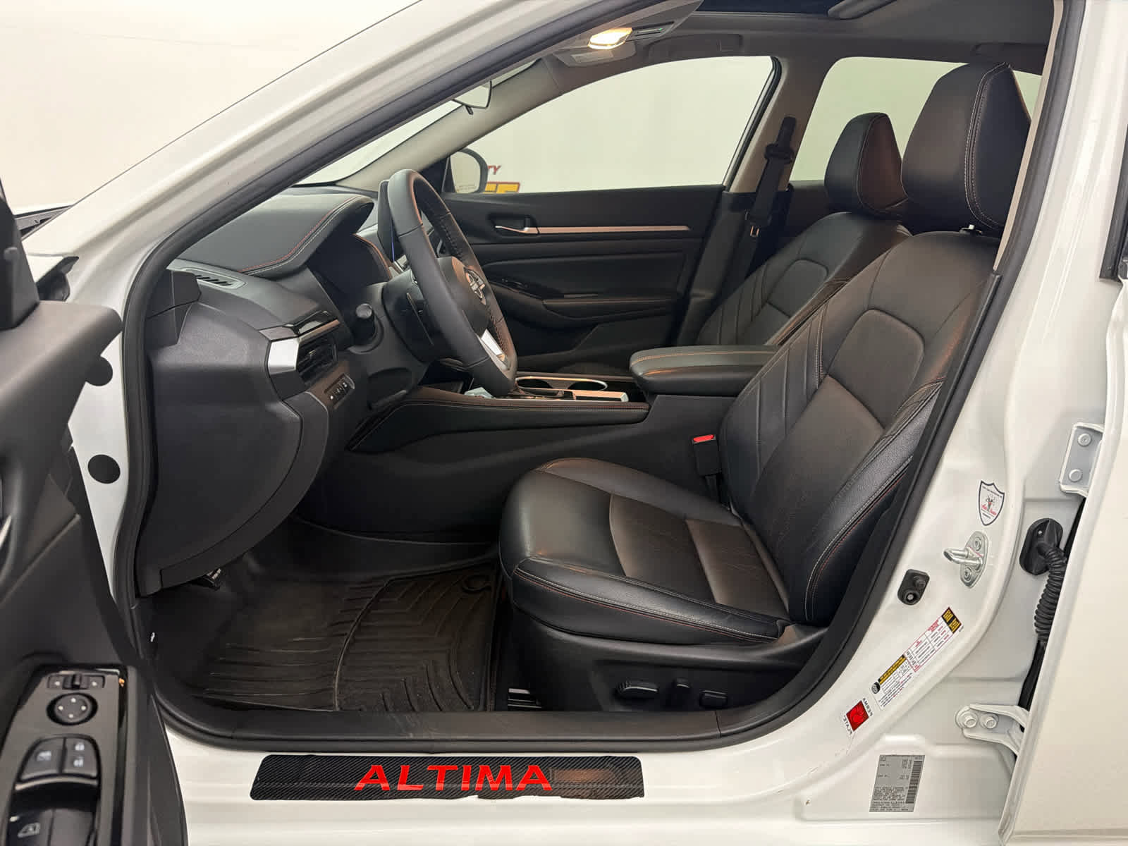 Used 2024 Nissan Altima 2.5 SR w/ SR Premium Package image 14