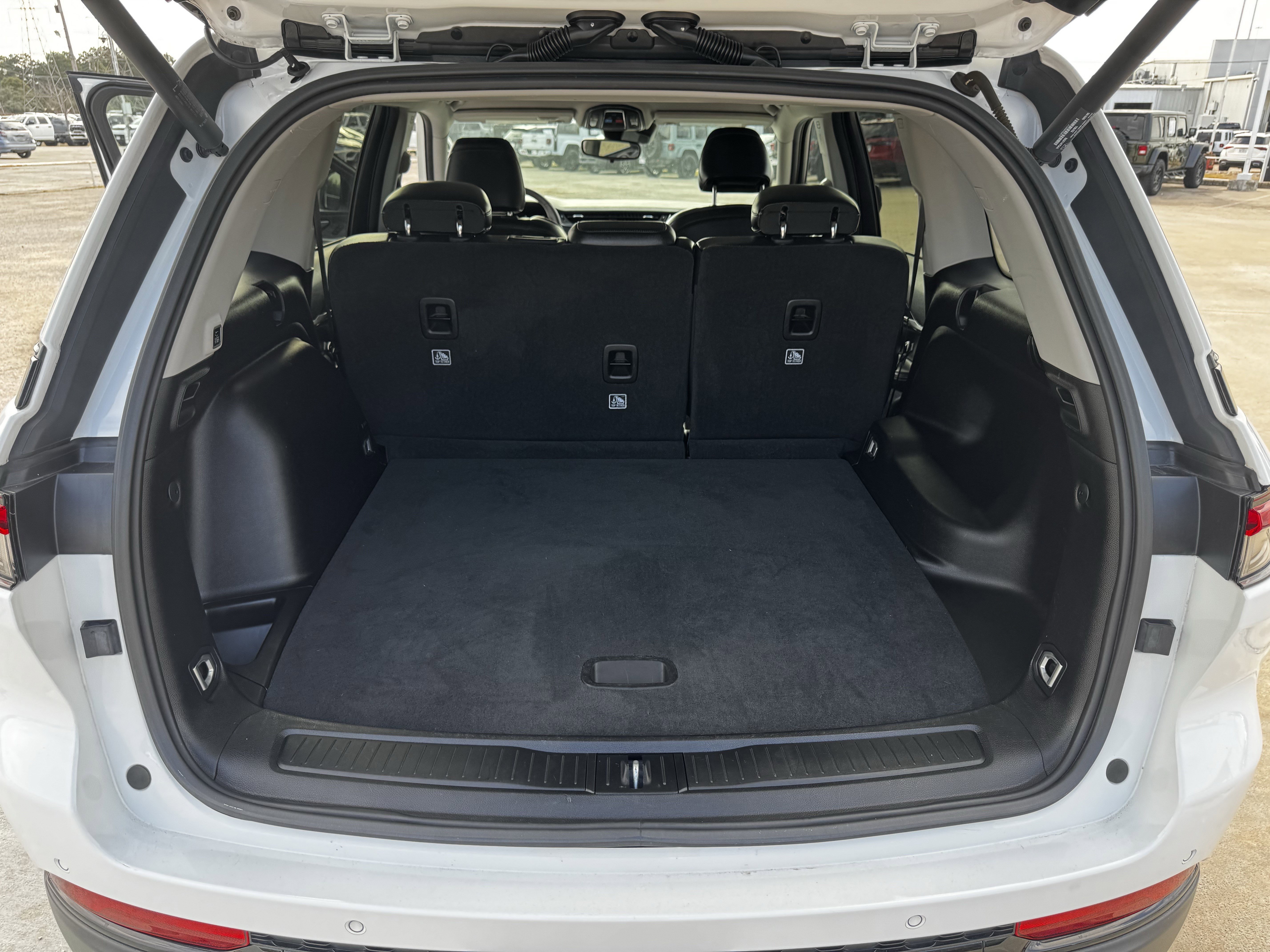 Used 2023 Jeep Grand Cherokee Limited w/ Black Appearance Package image 31