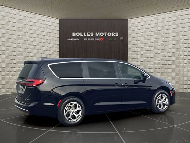 Certified 2024 Chrysler Pacifica Limited image 4