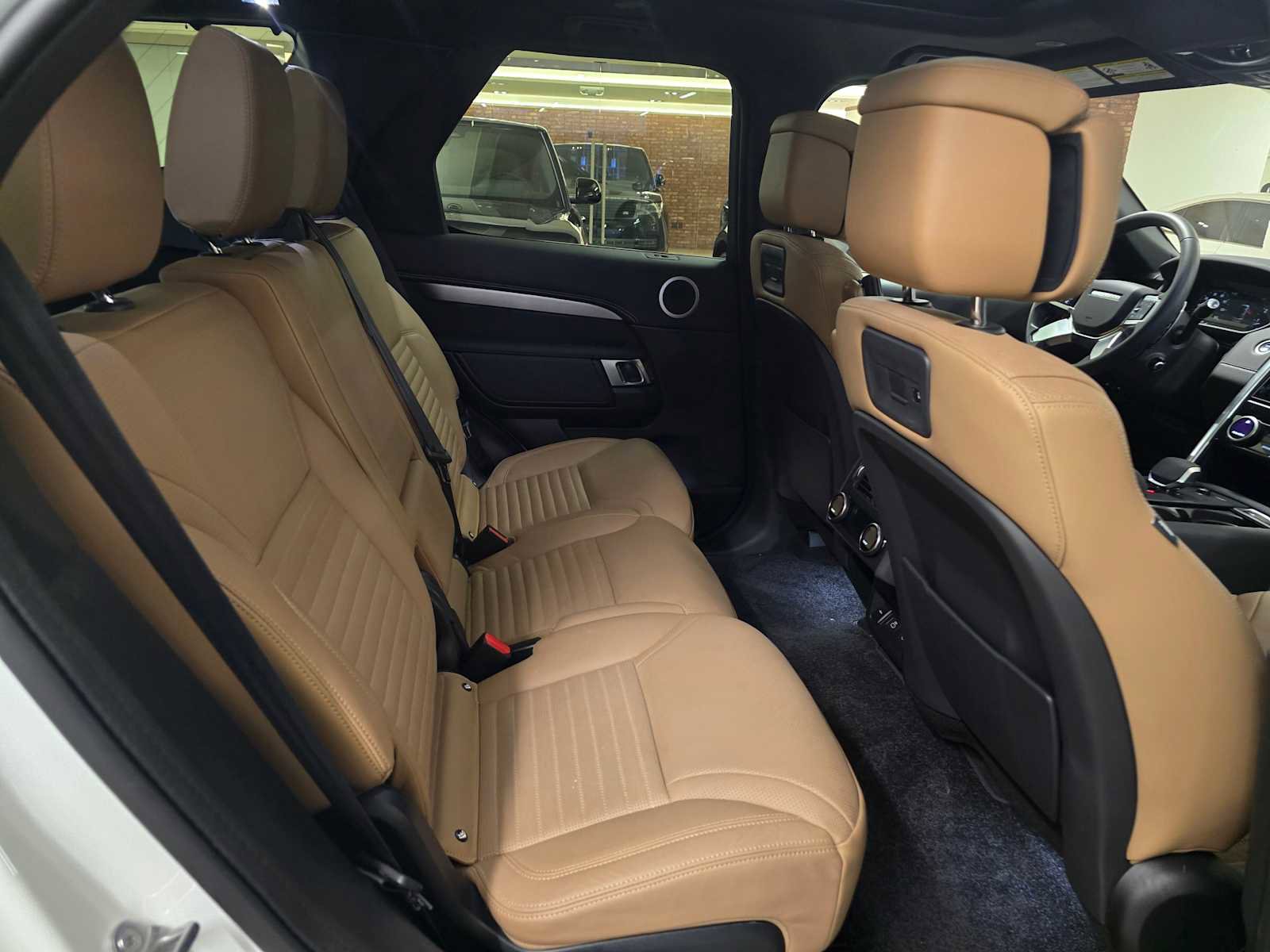 Used 2025 Land Rover Discovery Dynamic SE image 13