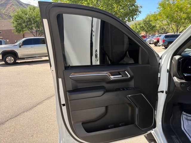 Used 2023 Chevrolet Silverado 1500 RST w/ Redline Edition AWD/4WD image 10