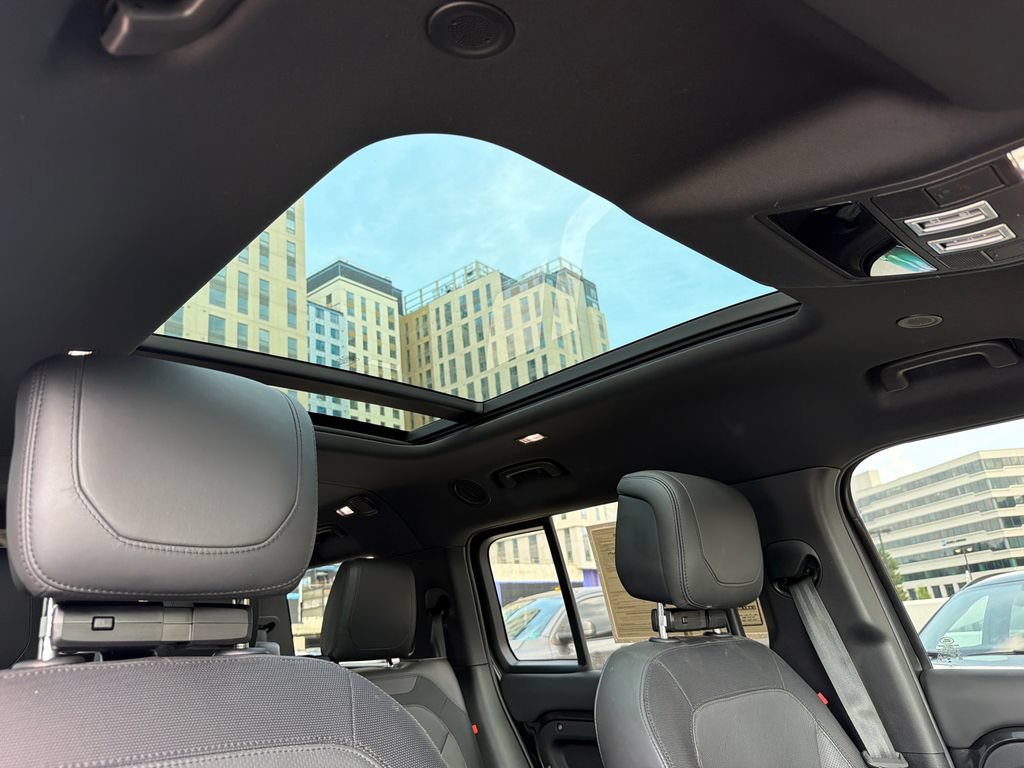 Used 2023 Land Rover Defender 130 X-Dynamic SE AWD/4WD image 12