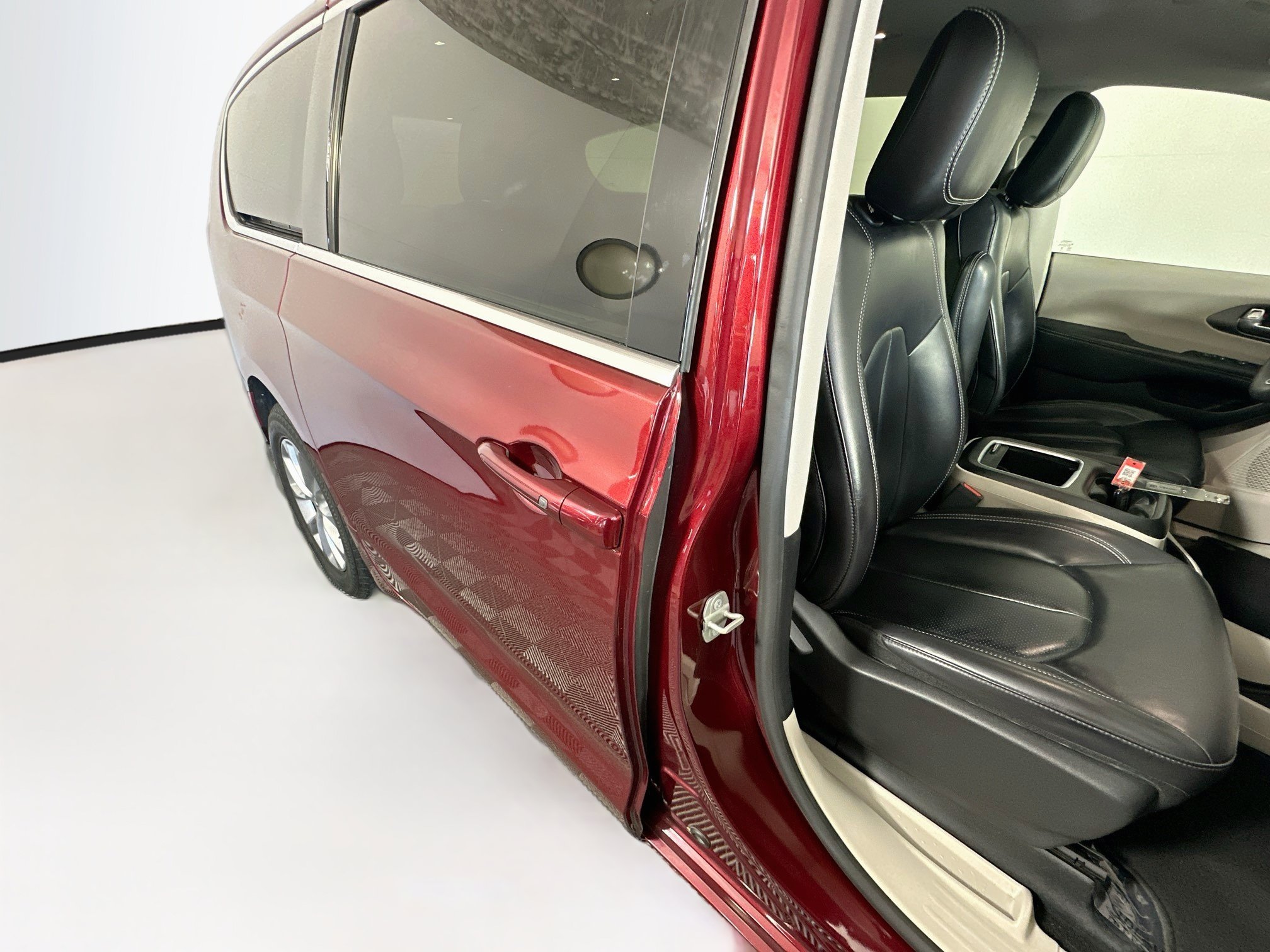 Used 2023 Chrysler Pacifica Touring-L AWD/4WD image 28