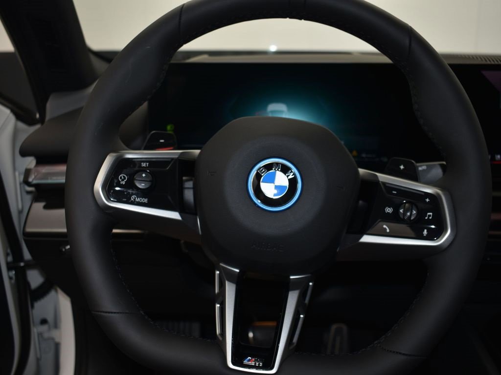 New 2026 BMW 550e xDrive w/ Premium Package image 28