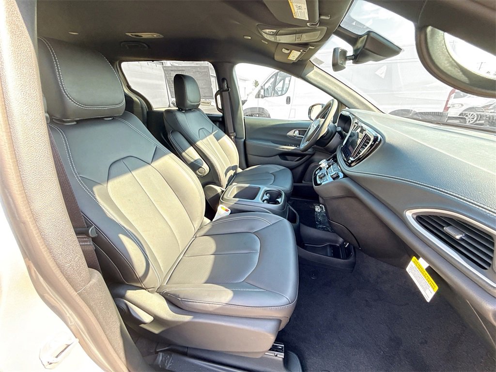 New 2026 Chrysler Pacifica Select image 31