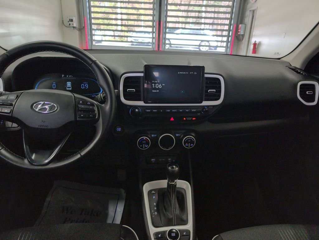 Used 2023 Hyundai Venue Limited image 13
