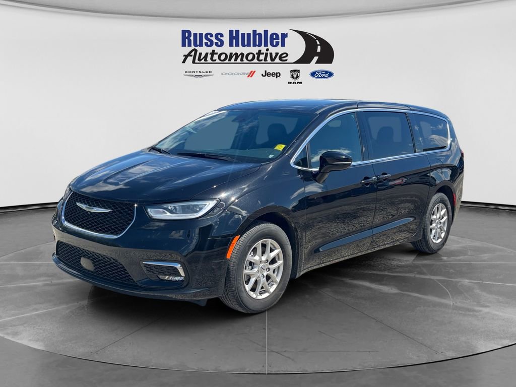 Used 2025 Chrysler Pacifica Select