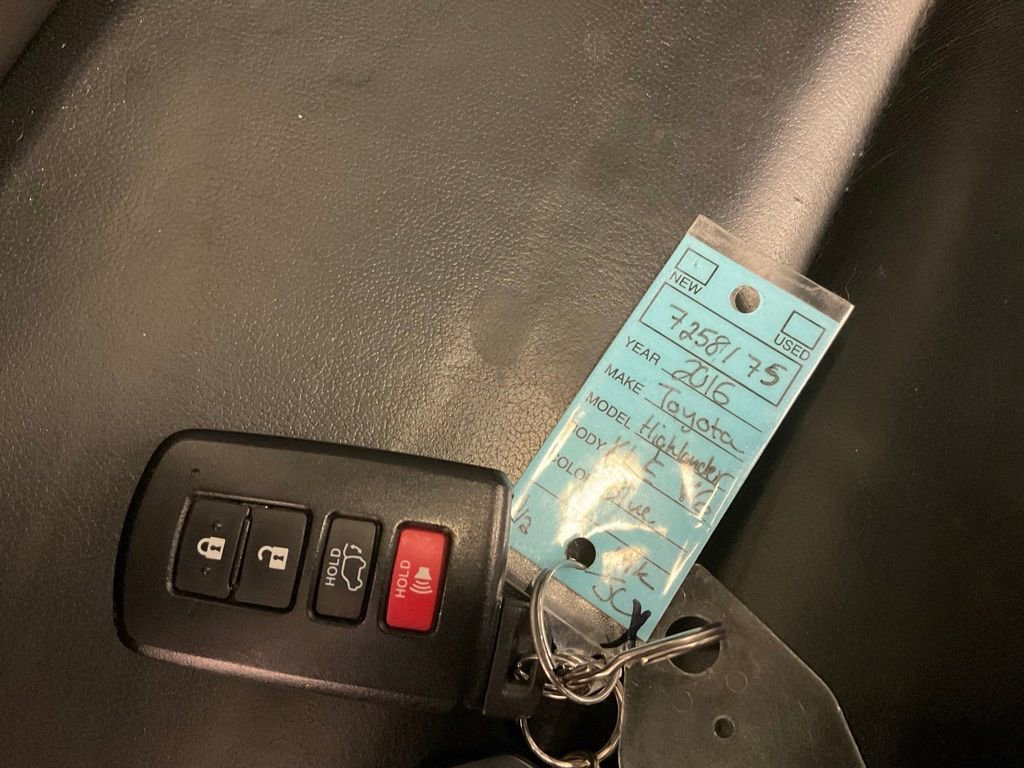 Used 2016 Toyota Highlander XLE AWD/4WD image 35