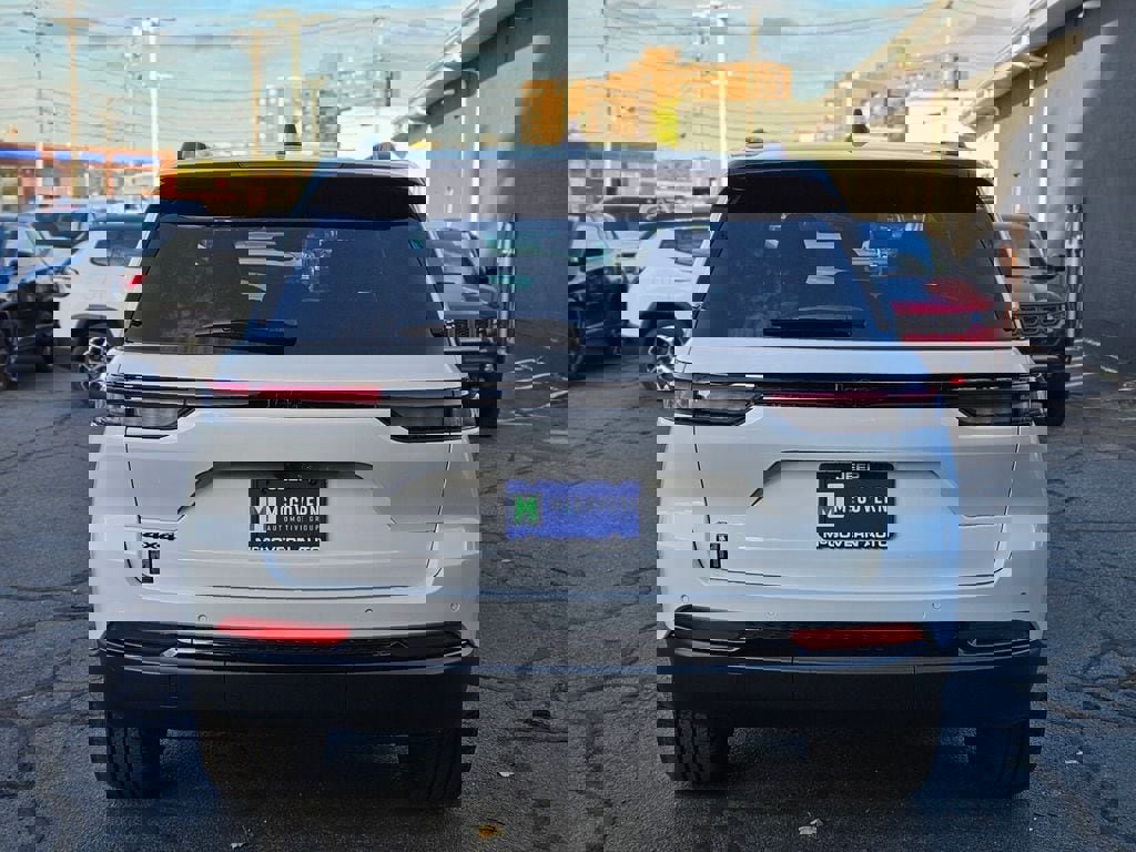 New 2025 Jeep Grand Cherokee Altitude image 4