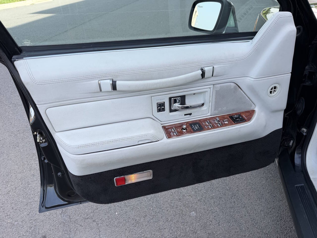Used 1994 Lincoln Town Car Signature RWD image 10