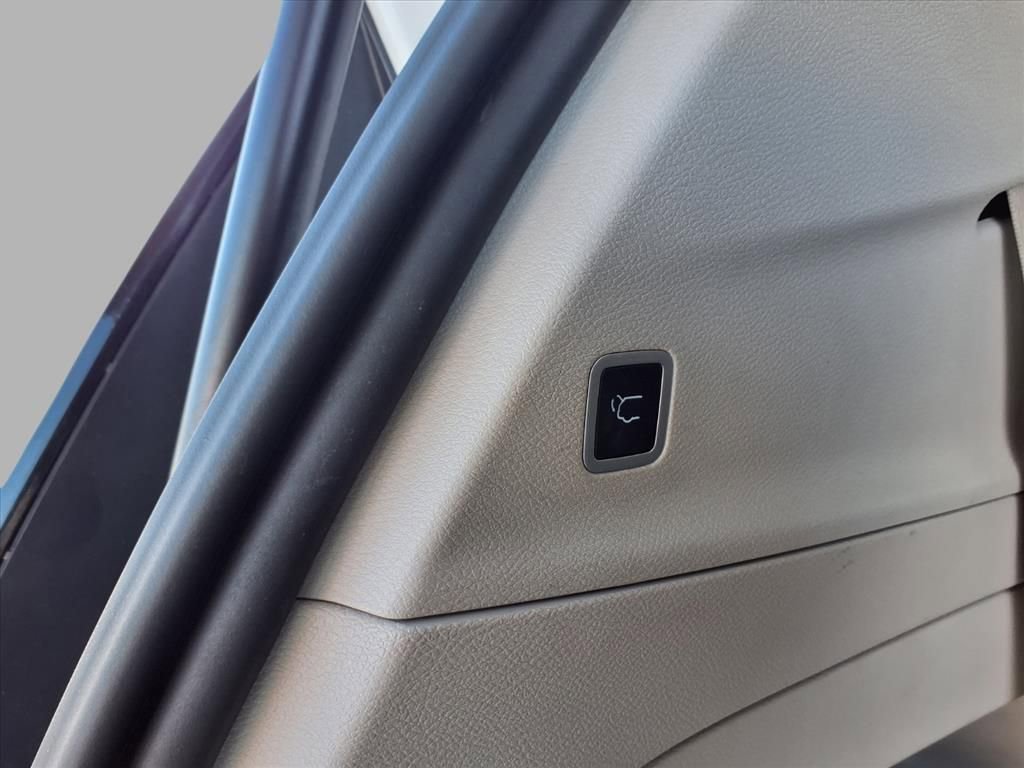 Used 2024 Chrysler Voyager LX image 28