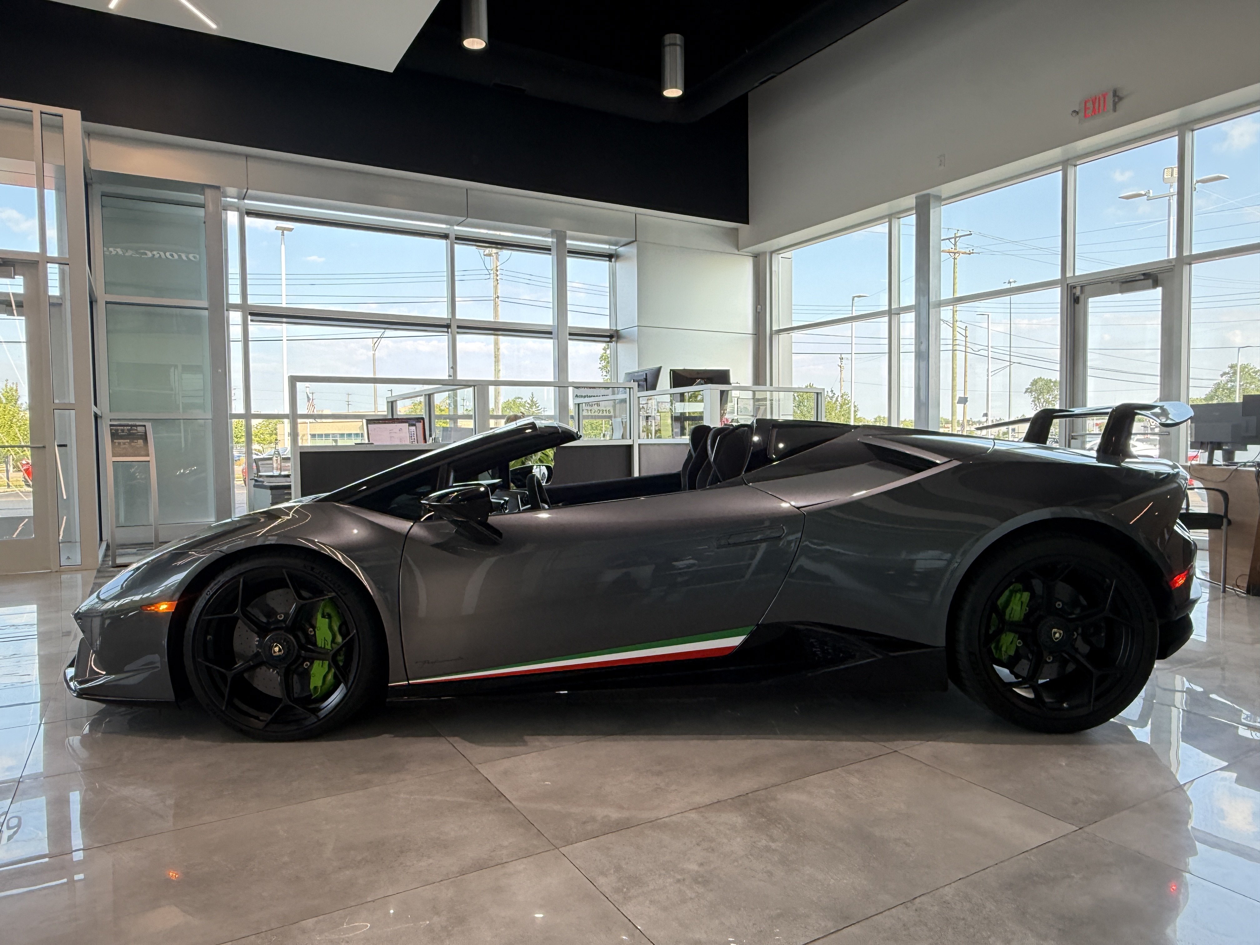 Used 2019 Lamborghini Huracan Performante AWD/4WD image 5
