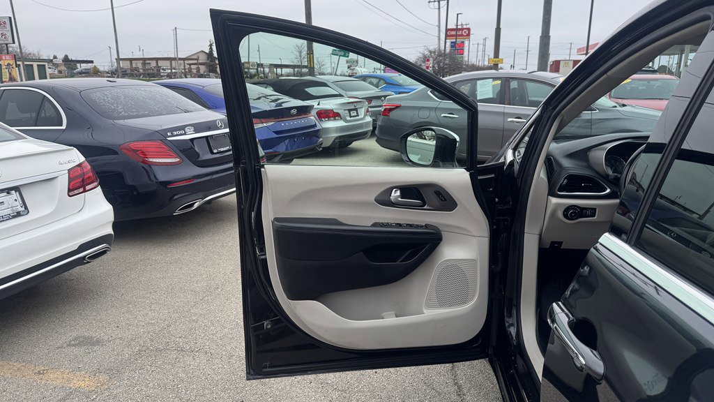 Used 2019 Chrysler Pacifica Limited w/ Tire & Wheel Group FWD image 14